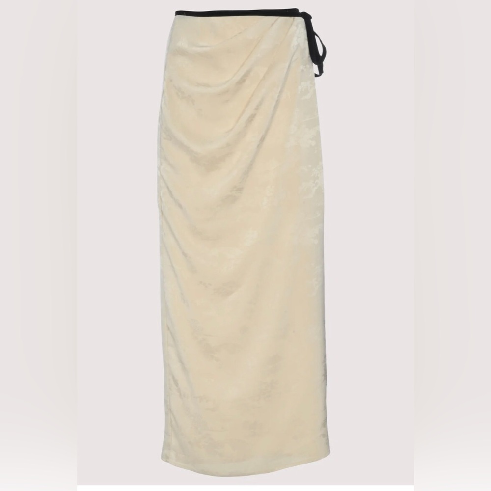 Gorgeous wrap style maxi skirt. Size xs. Excellent condition